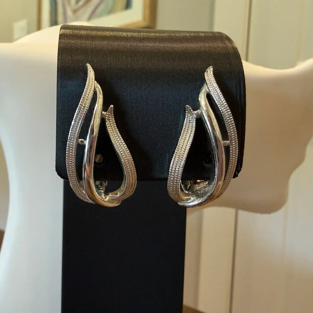 Vintage Statement Sarah Coventry Silver Tone Teardrop Clip On Earrings